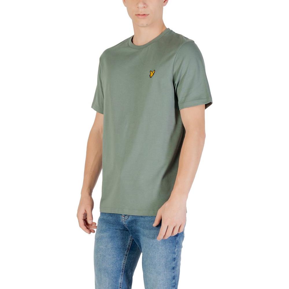 Man wearing Lyle & Scott green cotton short-sleeve T-shirt, 100% cotton, modern design, ideal for casual or leisure wear.