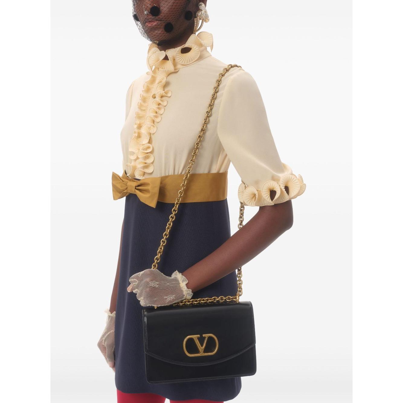 Front view with bag zipped and handles upright.
