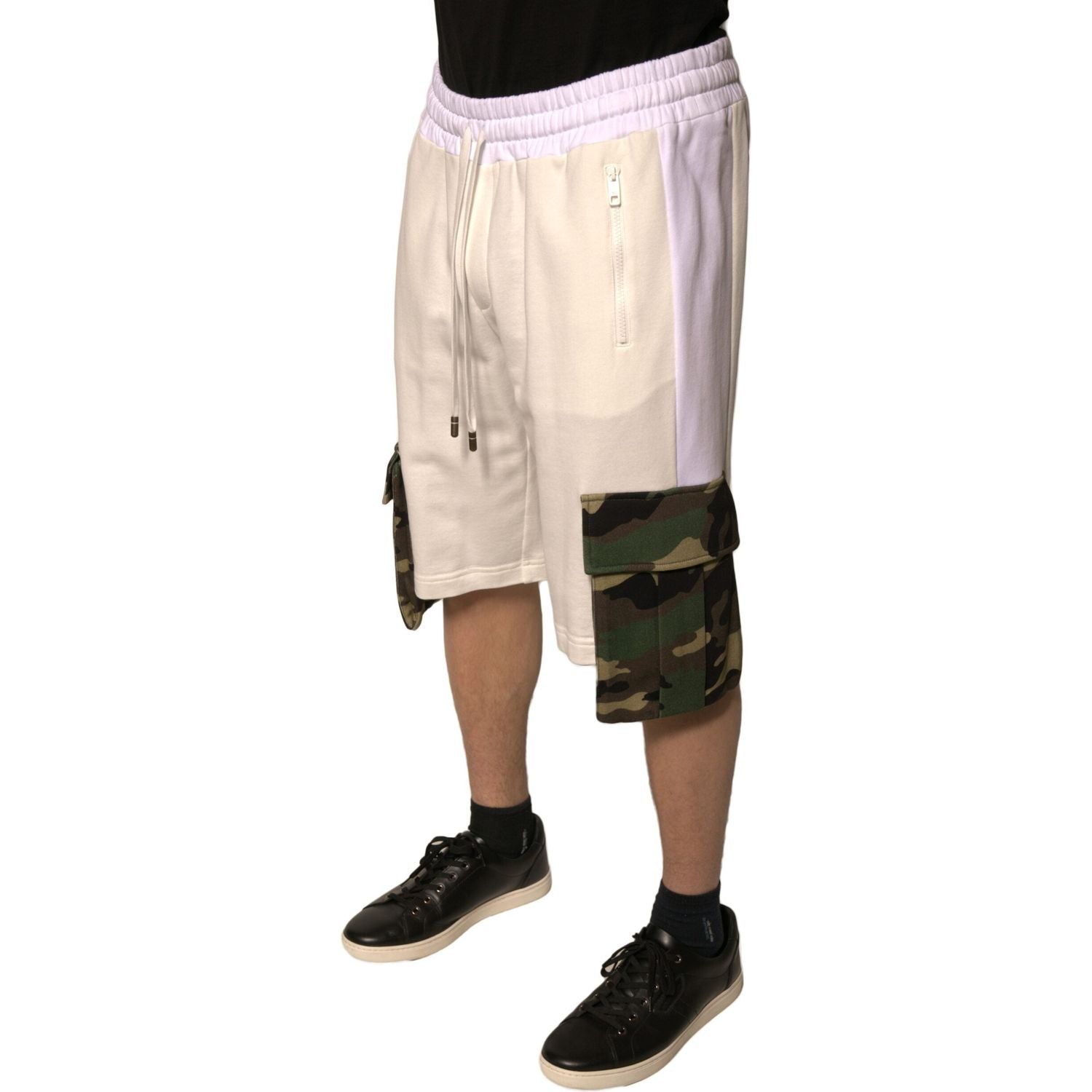 Front view with bag zipped and handles upright.