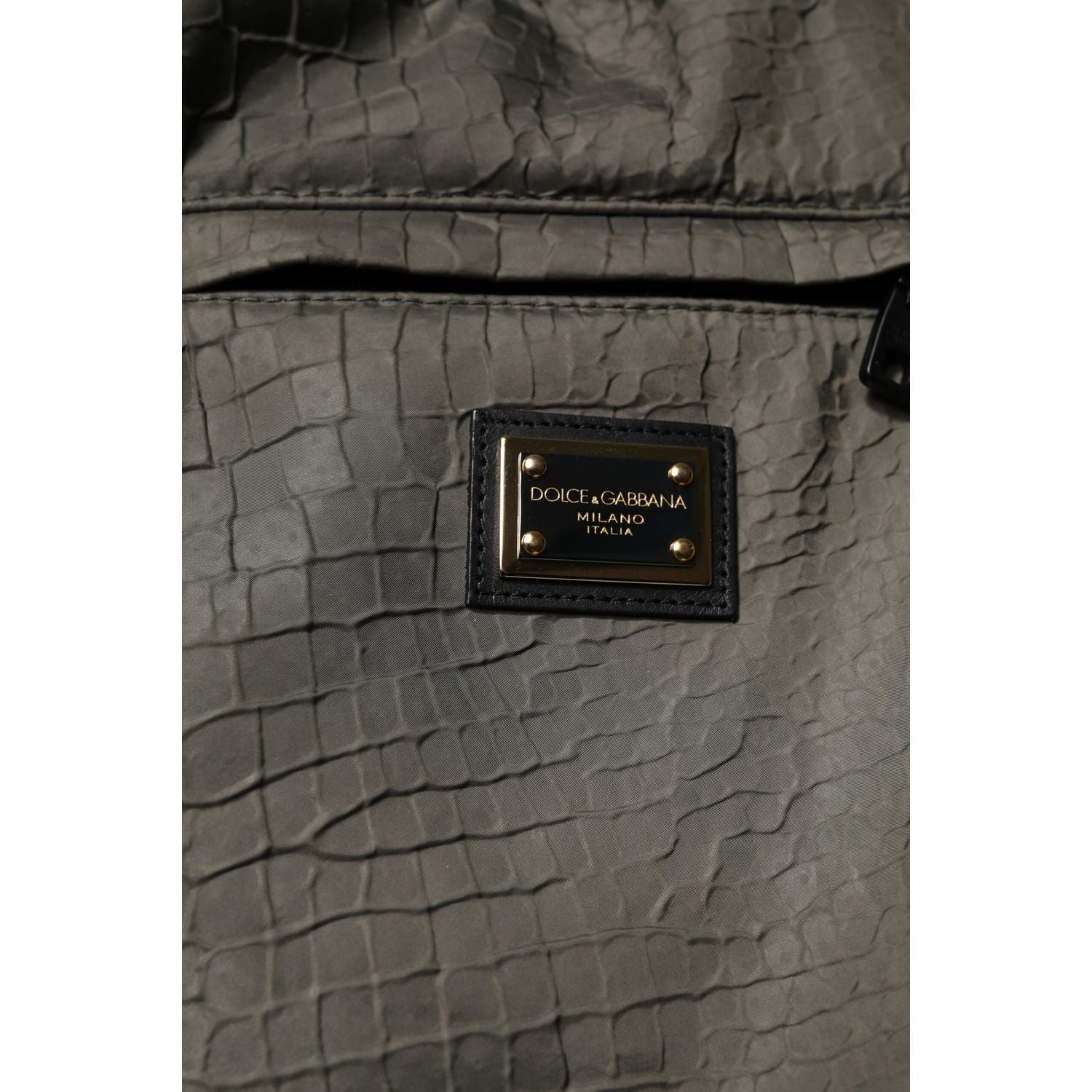Front view with bag zipped and handles upright.